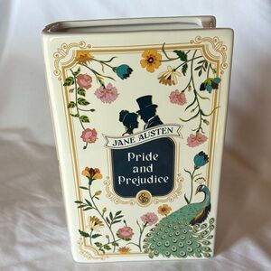 'Pride and Prejudice' Decorative Cream Ceramic Vase